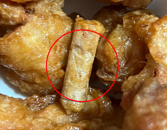 프렌차이즈 장모님치킨의 한 가맹 매장에서 배달한 치킨에서 담배 꽁초가 튀겨진 채 들어가 있다 (사진=SNS)