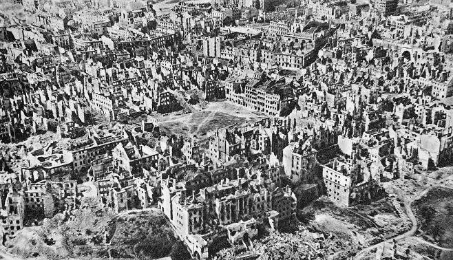 2차세계대전 기간 중 건물의 85% 이상이 파괴된 바르샤바 시가지 모습/ 사진출처=위키피디아