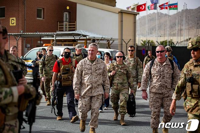 지난해 8월 17일 케네스 맥켄지 미국 중부군사령관이 아프가니스탄 카불의 하미드 카르자이 국제공항의 철수 통제 센터를 둘러보던 모습. ⓒ AFP=뉴스1 ⓒ News1 우동명 기자