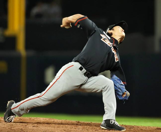 한화 윤산흠이 지난달 8일 광주 KIA전 6회말 투구하고 있다. 광주 | 연합뉴스