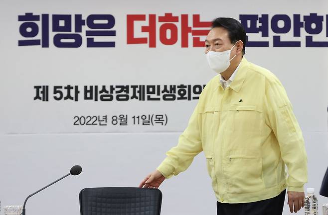 윤석열 대통령이 11일 서울 서초구 양재동 하나로마트 양재점에서 열린 제5차 비상경제민생회의 장소에 입장하고 있다. /뉴시스