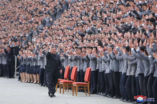김정은 북한 국무위원장이 지난 5월 1일 '항일빨치산' 창설 90주년(4·25) 기념 열병식에 참가했던 평양 청년들을 격려하며 기념사진을 촬영했다. 참석자 모두가 마스크를 쓰고 있지 않다. /조선중앙통신 홈페이지 캡처