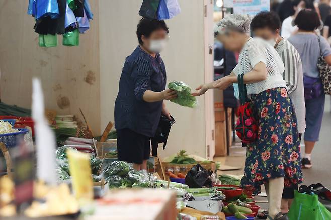 지난 10일 서울의 한 재래시장에서 장을 보는 시민들. /연합뉴스