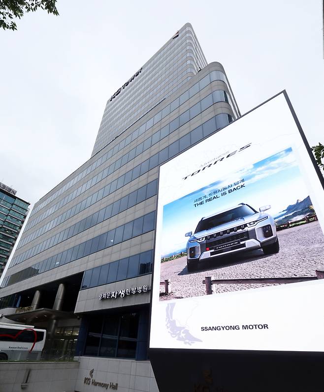 서울 중구 KG타워 앞 전광판에 쌍용자동차의 신차 '토레스' 광고가 나오고 있다./연합뉴스