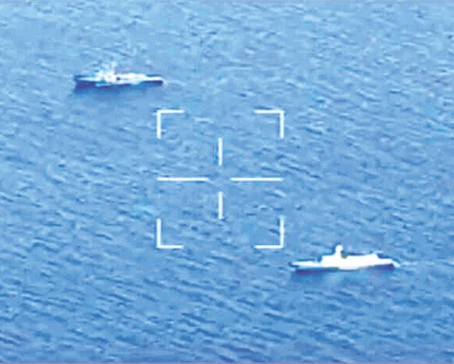대만 국방부가 ‘대만해협 중간선’을 사이에 두고 중국군과 대만군 함정이 대치하고 있는 사진을 10일 공개했다. 두 함정 사이에 하얀색으로 표시된 지점이 중간선으로 추정된다. 대만 국방부 제공