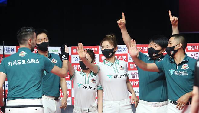 김가영 등 프로당구 하나카드 선수들이 10일 팀리그 크라운해태와 경기에서 이긴 뒤 기뻐하고 있다. PBA 제공