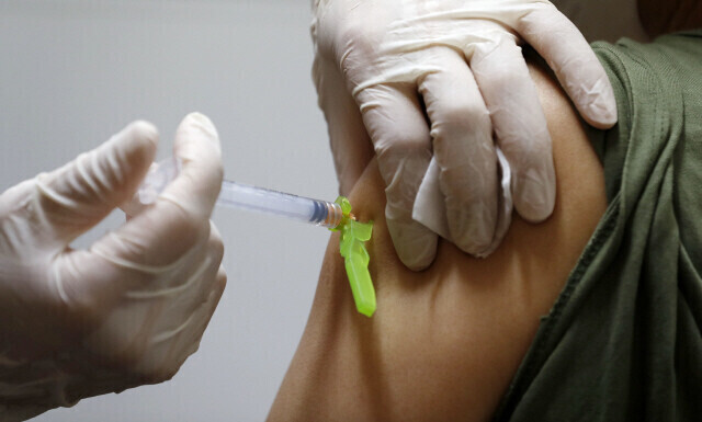의료기관을 찾은 한 시민이 코로나19 화이자 백신을 맞고 있다. <한겨레>자료사진