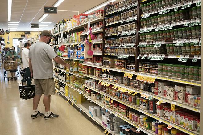 미국 소비자들이 10일 슈퍼마켓에서 장을 보고 있다. 신화 연합뉴스