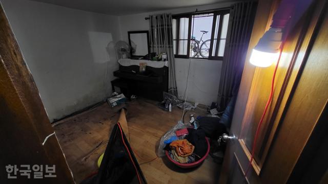 10일 오전 서울 관악구 신림동 한 반지하 집 바닥에 침수로 물에 젖은 가재들이 정리되지 않은 상태로 널브러져 있다. 나광현 기자