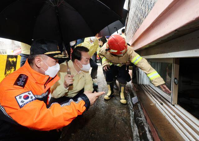 윤석열 대통령이 9일 서울 관악구 신림동의 침수 피해 현장을 둘러보고 있다. 대통령실사진기자단 뉴스1