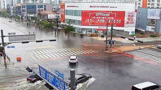 11일 오전 전북 군산시 남북로 교차로가 집중호우로 물에 잠겨 있다. 연합뉴스