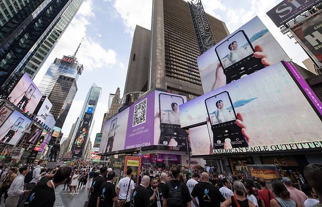 미국 뉴욕 타임스스퀘어에서 10일(현지시간) 15개 스크린을 통해 ‘갤럭시Z플립4 X BTS’ 협업 영상이 상영되고 있다. 삼성전자 제공