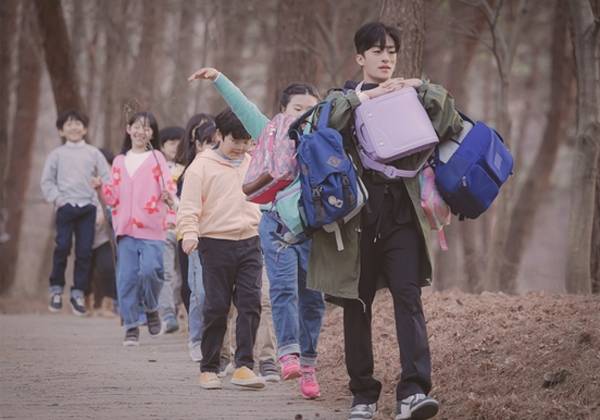 <이상한 변호사 우영우> 9화에서는 자신이 ‘어린이 해방군 총사령관’이라고 주장하는 남자 방구뽕(구교환)의 이야기를 통해 아동인권 문제를 다룬다. ENA 제공