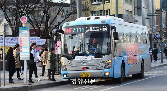 6일 서울 광화문빌딩 정류소에서 시민들이 버스를 타고 있다.  김창길 기자