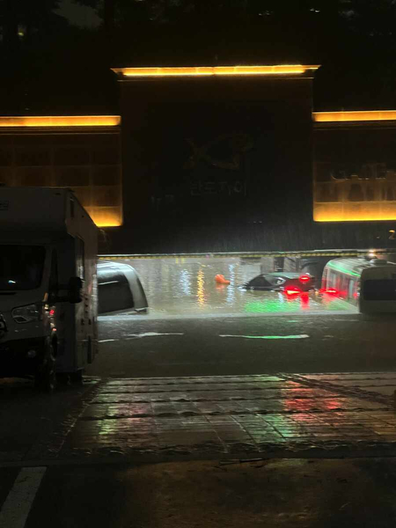 A basement parking lot in Seocho District is flooded as record heavy rains hit Seoul Monday evening. [NEWS1]