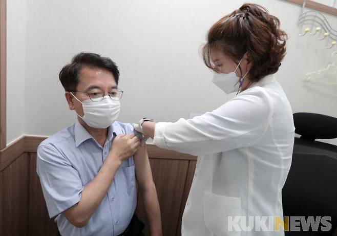 육동한 강원 춘천시장이 11일 코로나19 4차 예방접종을 하고 있다. (춘천시 제공)