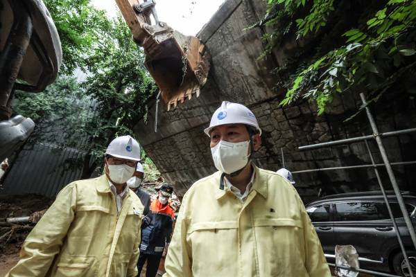 윤석열 대통령이 10일 수해로 옹벽이 무너진 서울 동작구 극동아파트 피해현장을 살펴보고 있다. 윤 대통령은 이날 정부서울청사 중앙재난안전대책본부에서 열린 ‘집중호우 대처상황 점검회의’를 주재하면서 “국민의 안전에 대해서 국가는 무한 책임을 지는 것”이라고 강조했다. 대통령실 제공