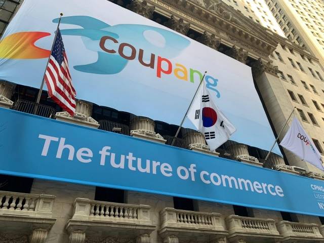 쿠팡이 미국 증권시장에 상장한 지난해 3월 뉴욕증권거래소 앞에 쿠팡 현수막과 태극기가 걸려 있다. 쿠팡 제공