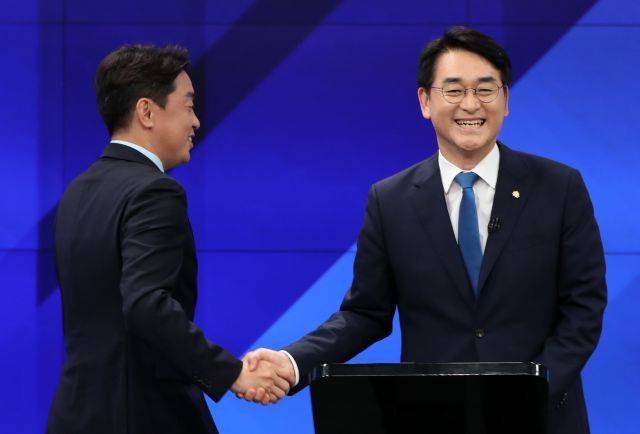 지난 2일 강원 춘천시 G1방송에서 열린 더불어민주당 당 대표 후보자 초청 토론회에서 강훈식(왼쪽), 박용진 후보가 악수하고 있다. 연합뉴스