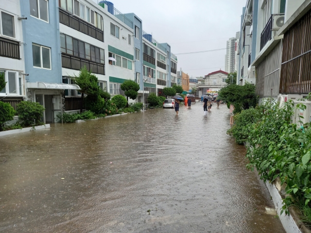 전북 군산 지역에 폭우가 쏟아진 11일 오전 군산시 나운동의 한 연립주택이 침수돼 있다. 전북소방본부 제공