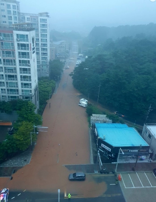 11일 시간당 70㎜의 비가 쏟아져 호우경보가 내려진 전북 군산시내 도로가 물에 잠겨 있다. 온라인커뮤니티 캡처