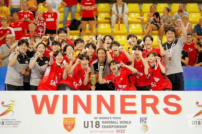 한국 여자 청소년 핸드볼 대표팀 선수단이 11일 세계여자청소년핸드볼선수권대회에서 우승한 후 기뻐하고 있다. [사진 제공 = 국제핸드볼연맹]