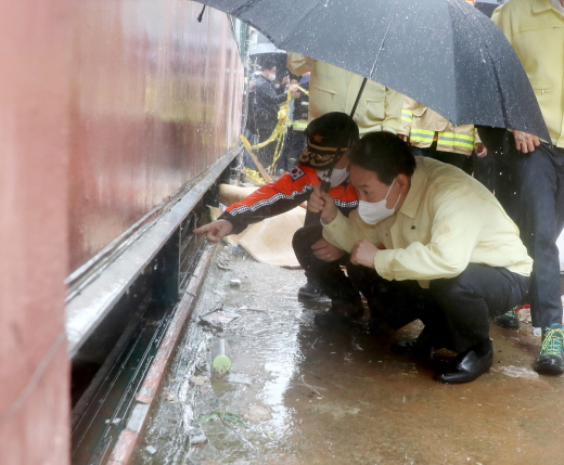 윤석열 대통령이 올해 기록적인 폭우로 일가족이 사망해 문제가 된 반지하주택 안을 들여다보고 있다. /사진=뉴스1