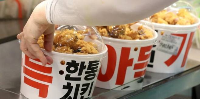 저렴한 대형마트의 치킨에 대한 관심이 높아지고 있는 10일 오전 서울 중구 롯데마트 서울역점에서 한통치킨이 판매되고 있다. 롯데마트는 11일 부터 한통치킨을 행사카드로 구매시 정상가에서 7000원 할인된 가격에 판매한다고 전했다. 뉴시스
