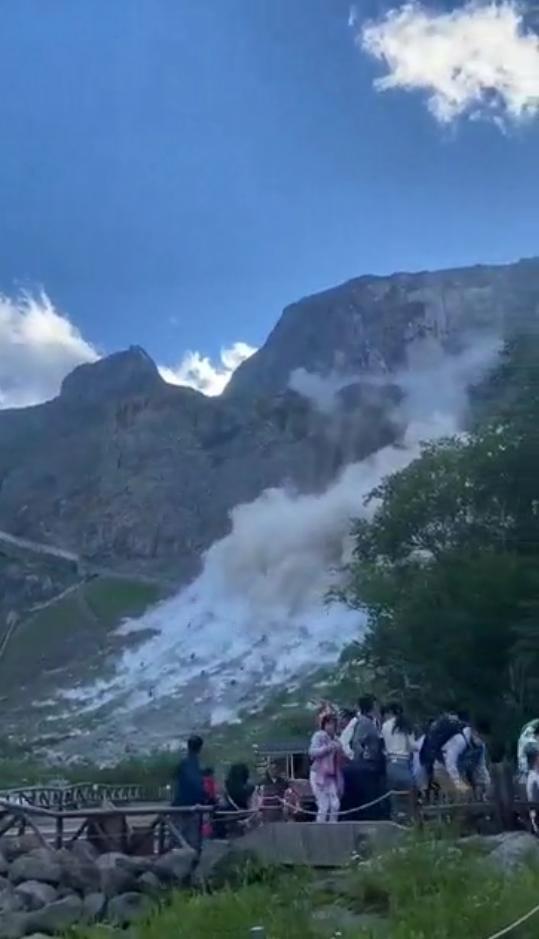 지난 9일 중국 지린성에 위치한 백두산 북파코스 일대에서 갑작스러운 산사태가 발생한 가운데 관광객들이 대피하고 있다. 웨이보. 뉴시스