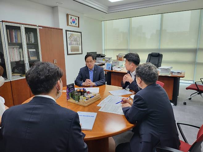 전라남도 박창환 정무부지사는 11일 국회를 찾아 국회 산자위 국민의힘 박수영 의원을 면담하고 해상풍력 ‘인허가 통합기구 설립’을 위한 특별법 연내 제정을 건의했다.