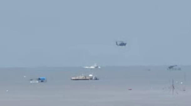 공군 F-4E 전투기가 1대가 추락했으나 조종사 2명은 무사히 비상 탈출했다. 사진은 사고 해역에서 관계자들이 헬기 및 선박을 이용해 조사를 하고 있는 모습. (사진=연합뉴스)