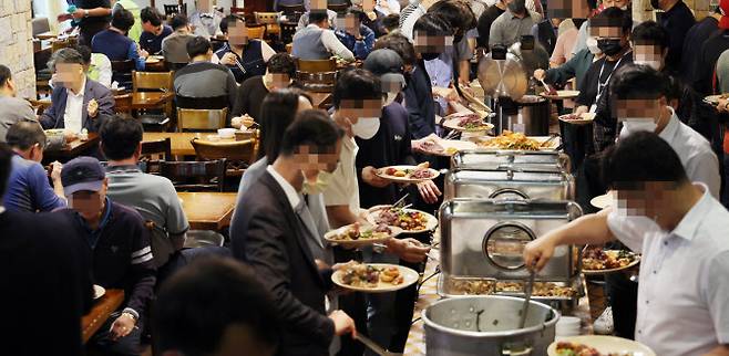 지난 6월 서울 시내 한 점심뷔페 식당이 직장인들로 붐비고 있는 모습. 이 식당 가격은 7000원이다. (사진=연합뉴스)