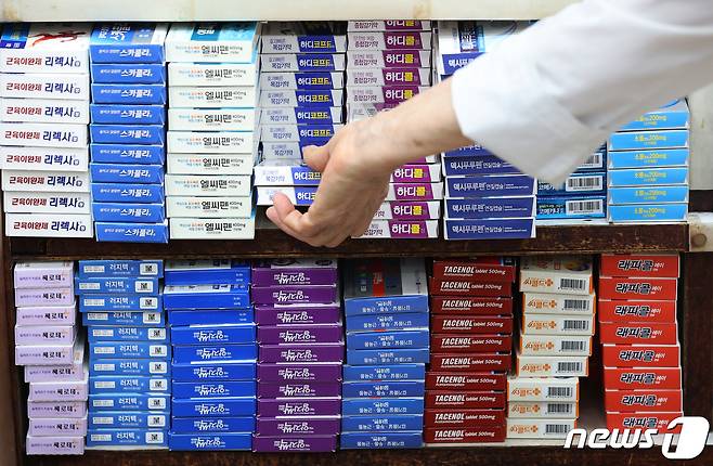 서울 시내 한 약국에 각종 감기약이 진열돼 있다./뉴스1 ⓒ News1 조태형 기자
