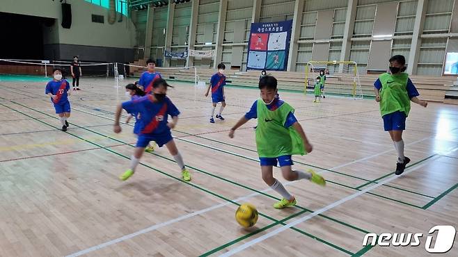 곡성군이 드림스타트 프로그램의 일환으로 학령기 아동 23명을 대상으로 주 2회 축구 교실을 운영하고 있다(곡성군 제공)2022.8.12/@