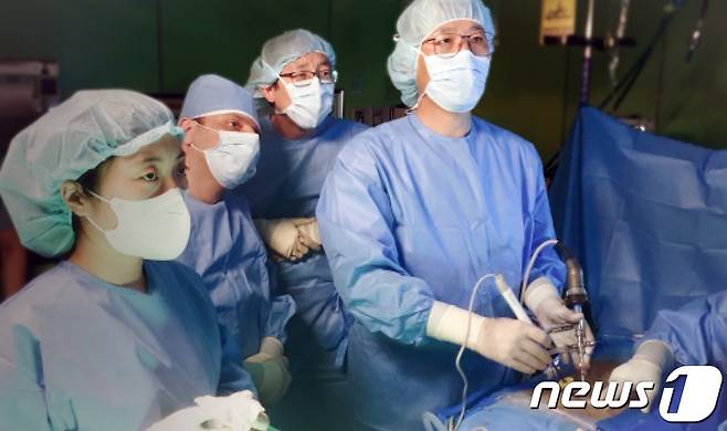 대전우리병원은 지난 10일 아자드 파탈라 알카디리 전문의(왼쪽 두번째) 와 제임스 문 목 교수(오른쪽 두번째) 에게 '양방향 내시경 척추수술법' 연수를 했다.(대전우리병원 제공) ⓒ News1
