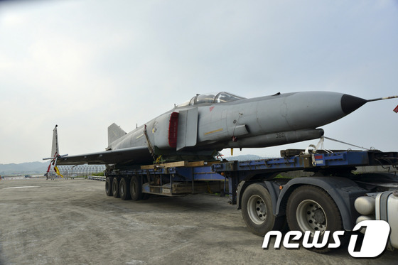 지난 2013년 8월1일 공군 제17전투비행단의 F-4E '팬텀' 전투기가 마지막 비행임무를 마치고 트레일러에 실려 옮겨지고 있다. (공군 제공) 2013.8.1/뉴스1