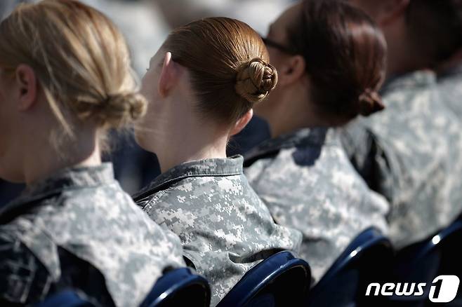 미국 여군들이 동일한 헤어스타일을 하고 의자에 앉아 있다. 2018.03.31 ⓒ AFP=뉴스1 ⓒ News1 정윤미 기자