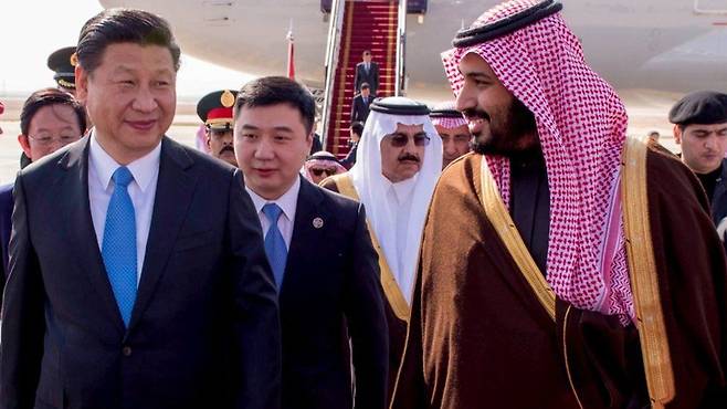 2016년 사우디를 방문한 시진핑(왼쪽) 중국 국가주석이 무함마드 빈살만 왕세자의 영접을 받고 있다. /AFP 연합뉴스