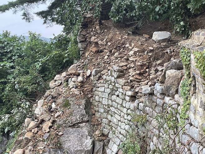 지난 8일부터 이어진 기록적인 집중호우에 유네스코 세계문화유산이자 국가사적 57호인 남한산성 성벽 일부가 붕괴되어 있다./경기도 제공