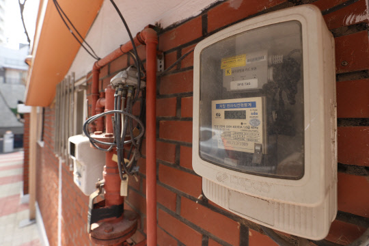 사진은 서울의 한 주택가 전기계량기.<연합뉴스>