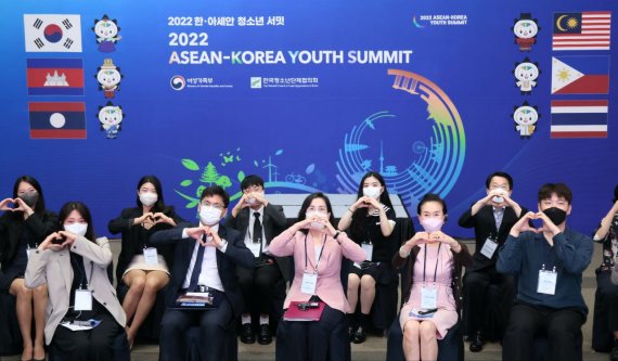 김현숙 여성가족부 장관이 12일 온라인으로 개최된 2022 한·아세안 청소년 서밋 참가 청소년들과 기념촬영을 하고 있다.