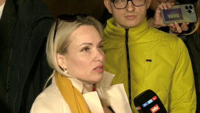 러시아 국영 TV 생방송 중 우크라이나 침공을 반대하는 내용의 피켓을 들고 기습시위를 했던 언론인 마리나 오브샤니코바가 지난 3월 15일 모스크바의 법원을 떠나며 언론 인터뷰를 하고 있다. 모스크바=로이터 연합뉴스