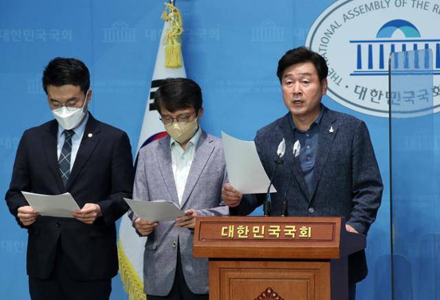 기동민(오른쪽) 간사 등 더불어민주당 소속 법제사법위원회 의원들이 12일 오전 서울 여의도 국회 소통관에서 법무부의 시행령 개정과 관련 긴급 기자회견을 하고 있다. 검찰의 직접수사권을 대폭 제한하는 이른바 '검수완박(검찰 수사권 완전 박탈)' 시행을 한 달 앞두고 법무부는 시행령 개정을 통해 검찰의 수사권을 일부 복원하기로 했다. 연합뉴스