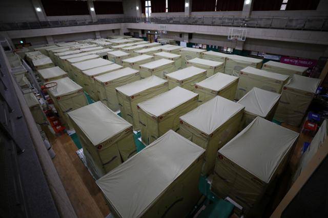 11일 오후 서울 강남구 구룡중학교에 마련된 폭우피해 이재민대피소에 이재민을 위한 구호텐트가 마련돼 있다. 뉴시스