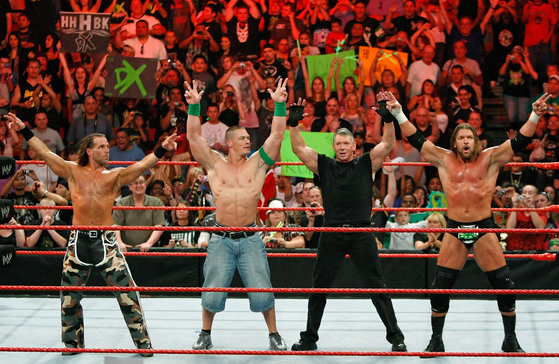 WWE를 세계적인 스포츠 엔터테인먼트로 발전시킨 빈스 맥맨(오른쪽 두 번째) 회장은 최근 자리에서 물러났다. 그는 프로레슬링을 산업화 시킨 주인공이다. [게티이미지]