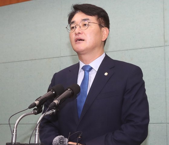 더불어민주당 박용진 당 대표 후보가 12일 전북도의회에서 기자회견을 열고 "민주당을 민주당답게 만들겠다"면서 지지를 호소하고 있다. 연합뉴스