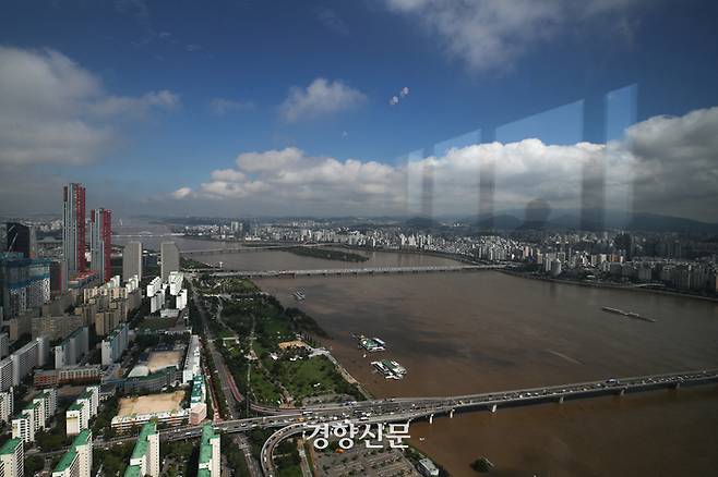 서울 등 수도권지역에 기록적인 폭우가 내린 지난 10일 서울 여의도 63빌딩 전망대에서 바라본 한강 위로 파란 하늘이 펼쳐져 있다. /성동훈 기자