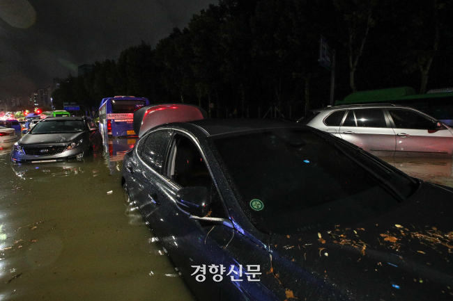 서울에 집중호우가 내린 지난 8일 밤 서울 대치역 인근 도로가 침수돼 차량이 물에 잠겨 있다. 성동훈 기자