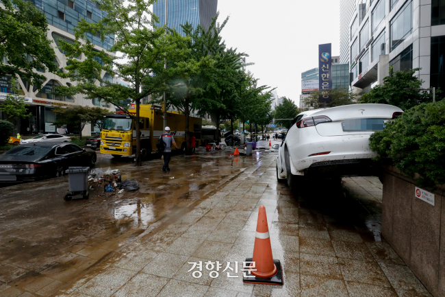서울 등 중부지역에 기록적인 폭우가 이어진 지난 9일 침수 피해를 입은 서울 서초구 진흥아파트 앞 서초대로에 전날 쏟아진 폭우로 고립된 차량이 인도에 올라와 있다. 문재원 기자