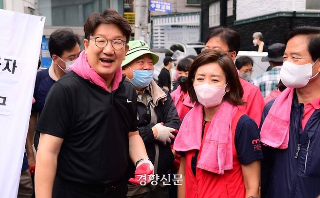 On the morning of August 11, People Power Party floor leader Kweon Seong-dong smiles brightly as he speaks with former lawmaker Na Kyung-won in front of the Sadang 2-dong Community Service Center in Dongjak-gu, Seoul. National Assembly press photographers